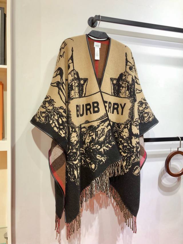 Rbr2401巴宝莉Burberry重磅骑士元素羊绒斗篷，双面两用正面是骑士图案，反面经典的格子元素，皮革锁边时尚漂亮正儿八经的好东西，真材实料非常重磅，这样的