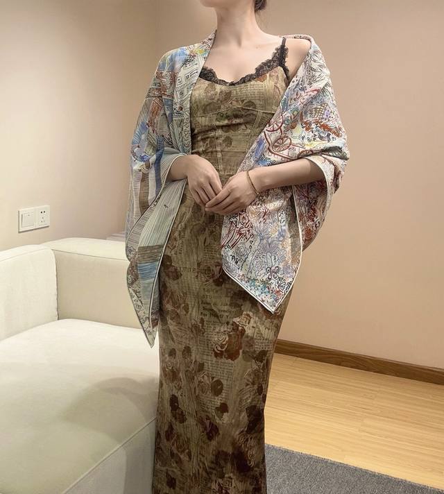 翱翔福宝之梦 尺寸.135×135Cm 材质.30真丝70羊绒 梦幻奇境之中，福宝总店建筑伸出无数分枝，卷入五彩漩涡。雕刻师、印花师、调色师 爱马仕工匠登上小火