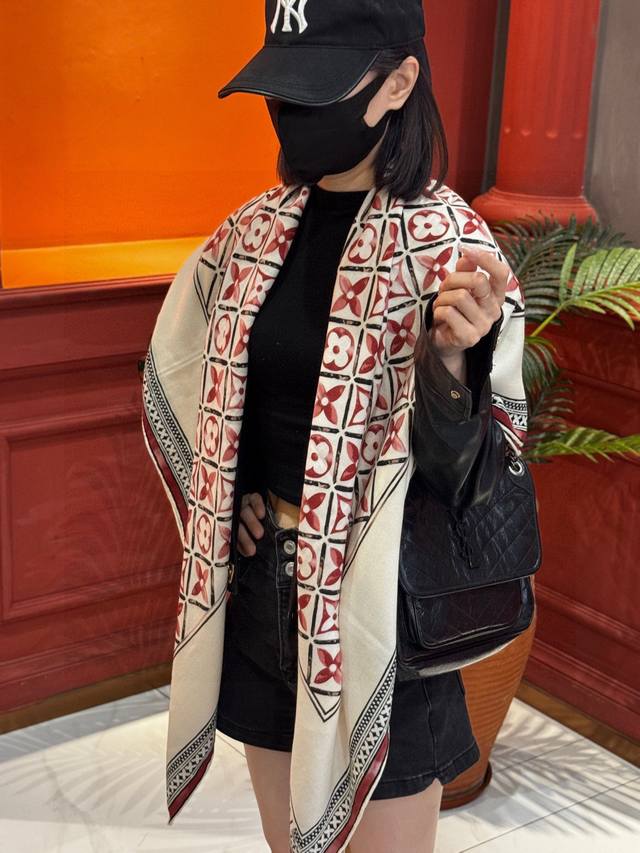 140顶级丝绒双面同色披肩 30%真丝70%羊绒 140*140方巾 本款丝绒方巾以满溢艺术气息的设计诠释19世纪末广告海报的灵感启发，向悠久历史致敬。各色硬箱