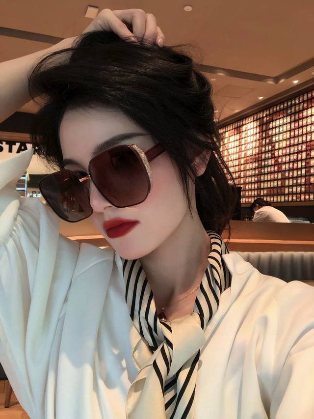 Chanel 香奈儿 2025新款潮流爆款 时尚方框太阳镜 佩戴舒适 网红潮款墨镜 女士高清加厚偏光太阳镜 高品质Tr镜框 型号Ch285