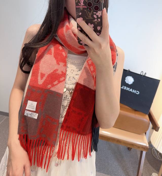 经典大土星围巾 Vivienne Westwood西太后土星 英国时装设计师，时装的朋克之母！时尚潮流风格，品质强大，超美的设计！简约大气刺绣Logo精致这个款
