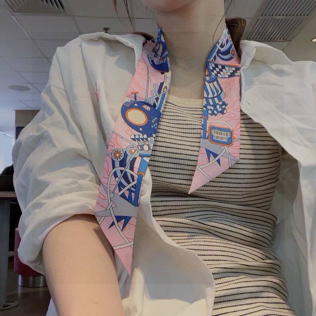 H森林低语 100%重磅真丝斜纹绸，爱马仕束发带 双面双款！顶级斜纹真丝打造 超精细的印花非常清晰 绝对是送礼自用的首选丝带既可绕于颈间，亦可缠于腕部、腰部，同