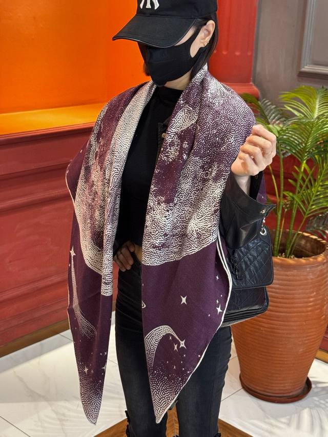 Hermes爱马仕新款 月光飞马Clair De Lune羊绒和真丝披肩，手工卷边 70%羊绒，30%真丝 。140×140Cm 含卷边 这款披肩采用我们标志性
