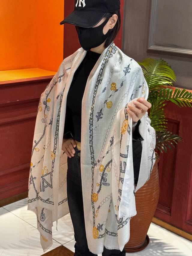 Chanel ~25秋冬新品～“珠光宝气” 会发光发亮的围巾 这款经典单品展现强大而迷人的女性魅力精髓。诠释无限的情感和自由，以别样方式书写个性叙事。 尺寸：1