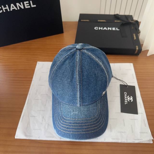 Chanel香奈儿新款牛仔蓝复古款渔夫帽 节假日旅游带它出去美美哒 中古款哟.这种帽子不容易撞款 现货