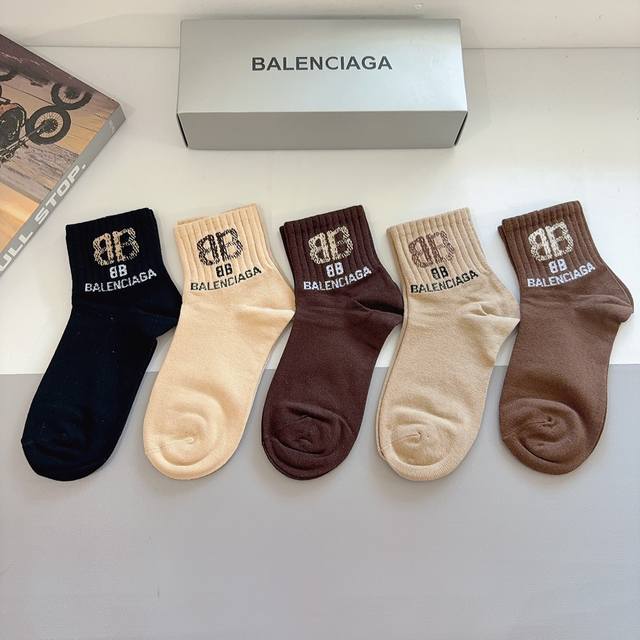 配包装 一盒5双 Balenciaga 巴黎世家 新款中筒袜子潮人必不可少的时尚专柜代购袜子 ，超级时尚潮流百搭款！