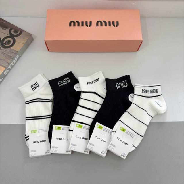 配包装 一盒5双 Miumiu 缪缪 新款网红袜子短筒船袜纯棉材质，轻薄柔软透气，四季通用，欧美大牌街头必备