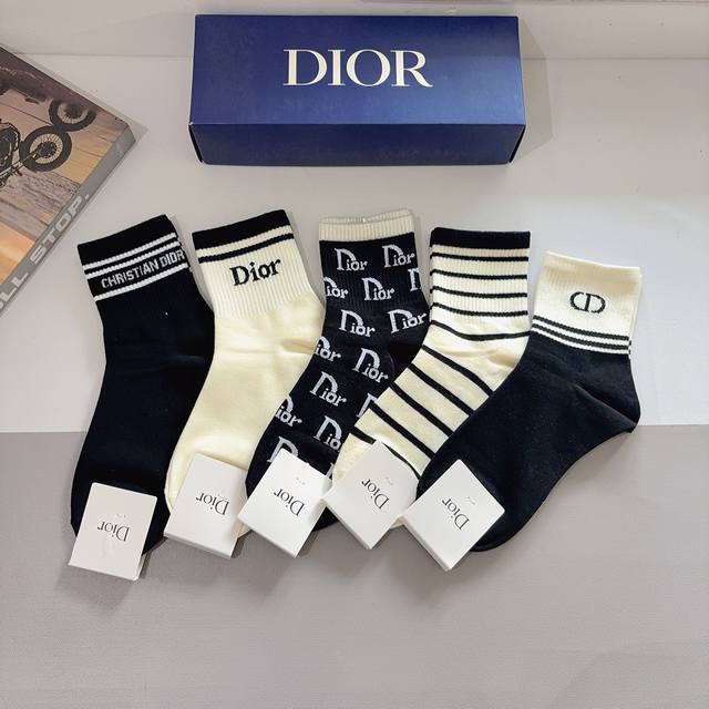 配包装 一盒5双 Dior 迪奥 新款中筒袜子！纯棉面料，火爆Ｄ图案，专柜同步袜 大牌出街，潮人必备超好搭