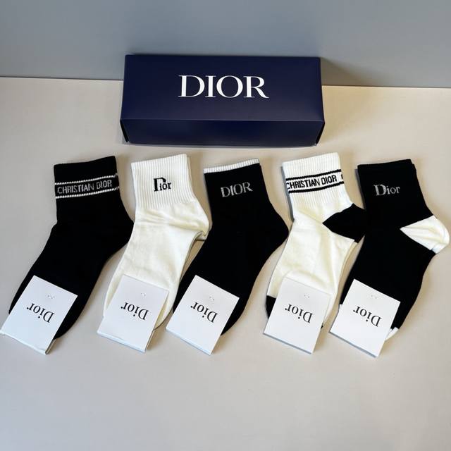 Dior迪奥 新款早秋中长款袜，款式经典，时尚高级！大牌出街，潮人必备，颜色百搭 一盒5双