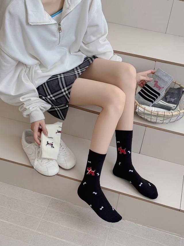 配包装 一盒四双 Thom Browne 桑姆 布朗尼Tb超级爆款网红中筒袜子经典三条杠搭配小狗设计，Ins明星网红推荐火爆至极精梳棉材质织造，轻薄柔软透气，四