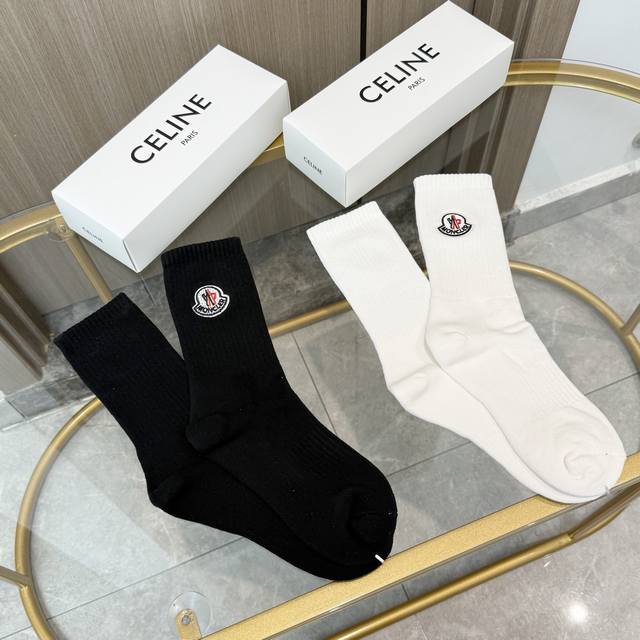 配包装 一盒二双 Moncler 蒙口超级爆款网红袜子M家官网同步刺绣字母小腿袜毛巾袜，Ins明星网红推荐火爆至极纯棉材质，轻薄柔软透气，四季通用，欧美大牌街头