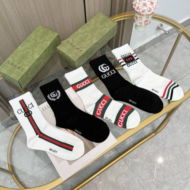 配包装 一盒五双 Gucci 古奇网红爆款出货~G家新品体香袜专柜对版字母袜子纯棉材质织造，超级柔软舒适，罗口经典金线双G，超级抢眼，Ins超火爆小单品，大牌出