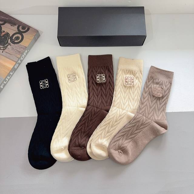 配包装 一盒5双 Loewe 罗意威 高版本羊绒刺绣长筒袜子潮人必不可少的时尚专柜代购长筒袜子 ，超好搭配