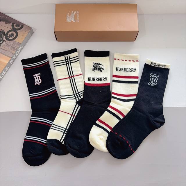 配包装 一盒5双 Burberry 巴宝莉 超火小单品男女通用长筒袜子，纯棉面料，潮人必备 经典款搭配潮流配色，个性时尚百搭款，你值得拥有哦