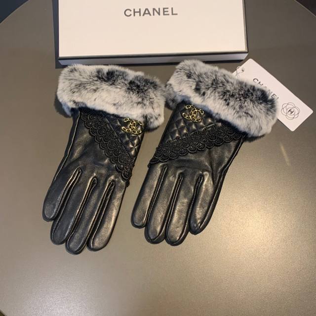 Chanel 香奈儿2025蕾丝双C秋冬懒兔毛羊皮手套手机触屏，值得对比同款不同品质，秒杀市场差产品，进口一级羊皮懒兔毛内里加绒 经典不过时款.喜欢可以入手了，