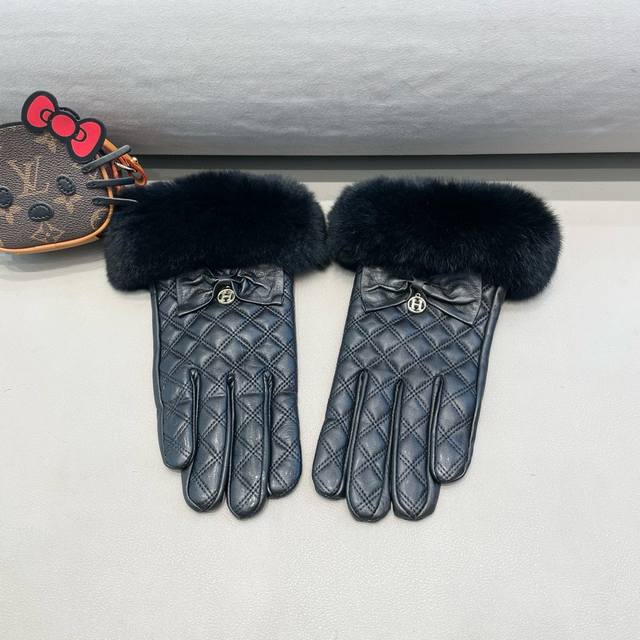 Hermes爱马仕秋冬大H懒兔毛羊皮手套手机触屏，值得对比同款不同品质，秒杀市场差产品，进口一级鹿皮+懒兔毛内里加绒 经典不过时款.喜欢可以入手了，这种品质的今