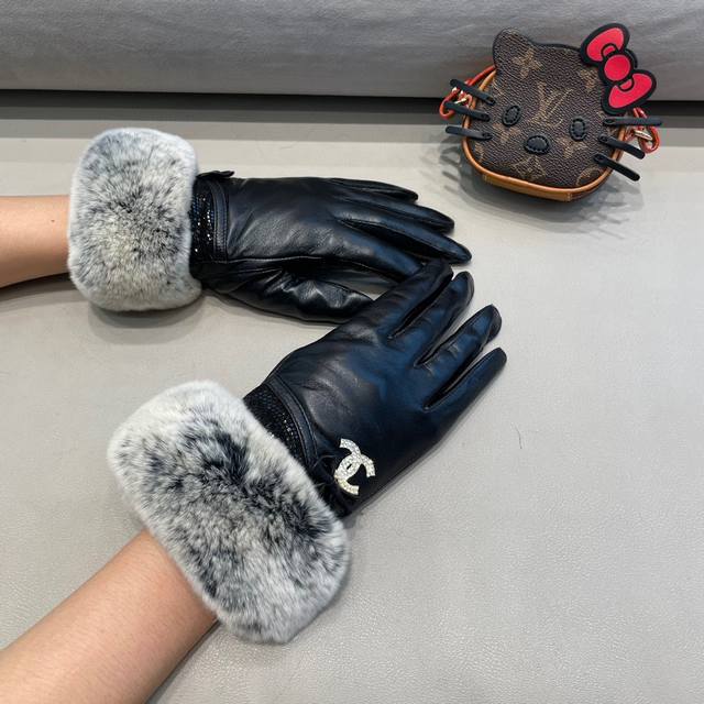 Chanel 香奈儿 秋冬懒兔毛羊皮手套值得对比同款不同品质，秒杀市场差产品，进口一级羊皮懒兔毛内里加绒 经典不过时款.喜欢可以入手了，这种品质的今年用了明年还