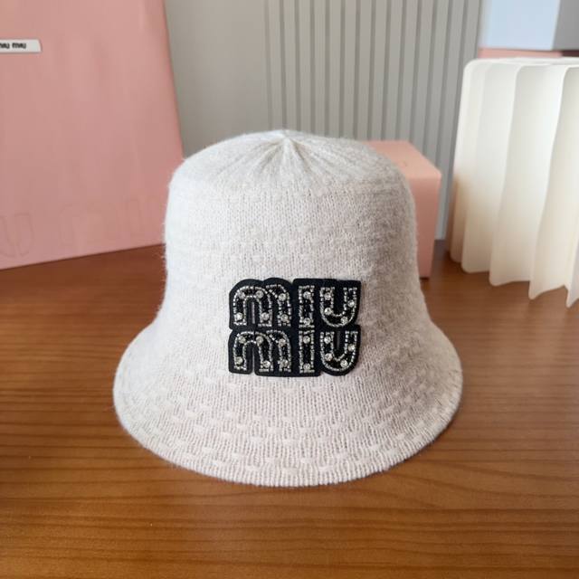 Miumiui缪缪家 针织条纹桶帽 软糯糯的条纹桶帽深得我心 版型好看 搭配同色系很温柔