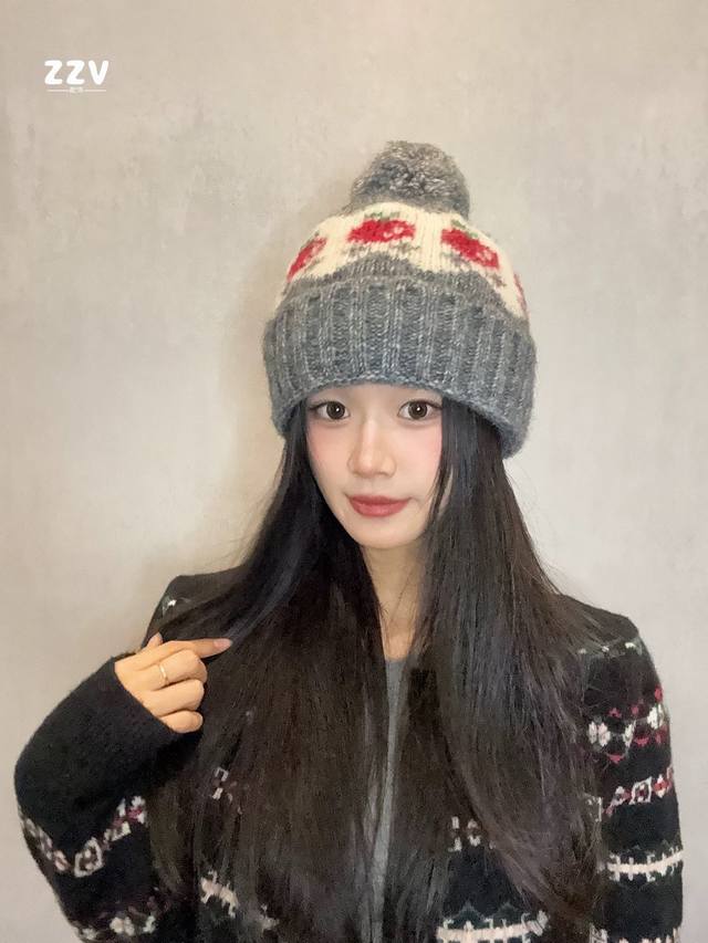 Moncler蒙口2025新款费尔岛格纹可爱樱桃毛球针织帽子女秋冬季保暖护耳毛线帽