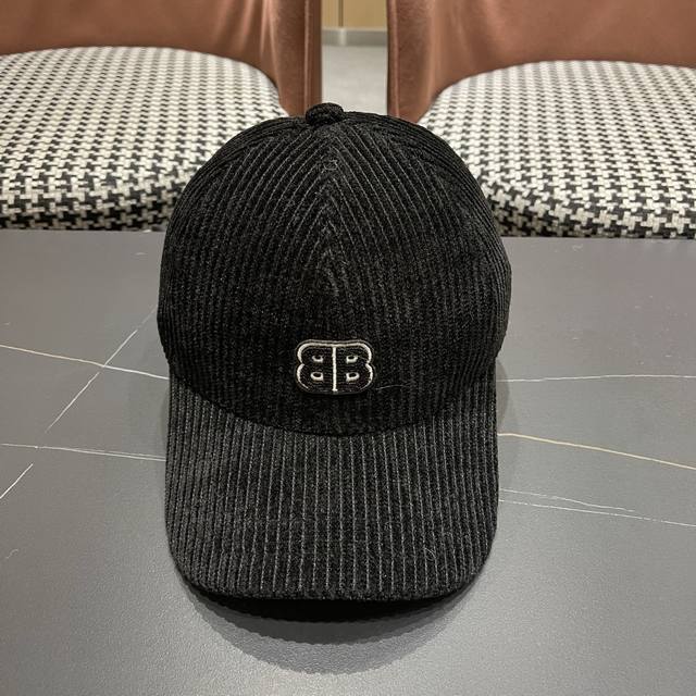Balenciaga巴黎世家2025秋冬款新款Logo棒球帽，很酷的色系，男女佩戴都有不同Style，第一批抢先出货！巴黎粉必入款！
