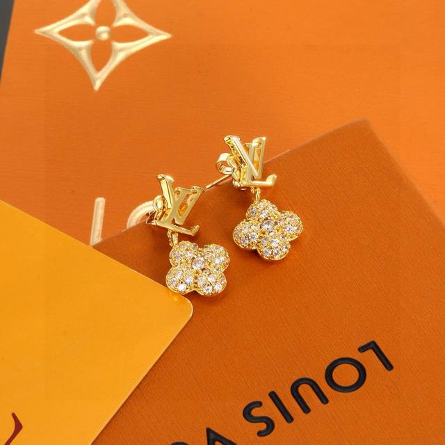 精工版本 路易威登耳钉 秉承精湛匠艺，以锻造耀目 Lv Twig 抛光色泽成就经典 Lv 字母的自然化身，流露品牌格调。明星同款 经典百搭