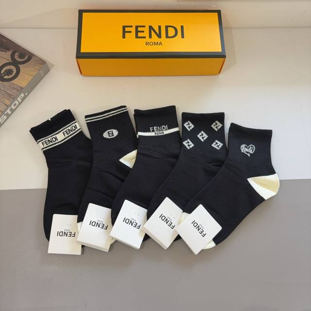 配包装 一盒5双 Fendi 芬迪 字母双Ｆ爆款中筒袜，纯棉面料， 专柜同款 纯棉面料，实用好穿 柔软透气，时尚百搭款，大牌出街。