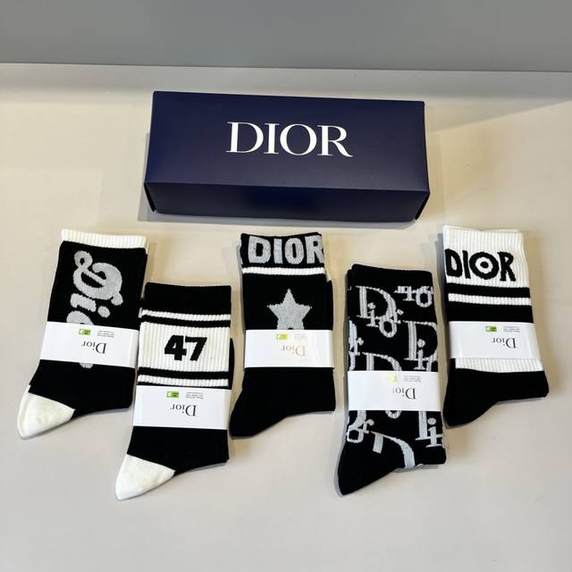 Dior迪奥 新款早秋中长款袜，款式经典，时尚高级！大牌出街，潮人必备，颜色百搭 一盒5双