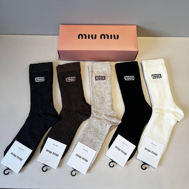 Miumiu缪缪 新款早秋长筒袜，款式经典，时尚高级！大牌出街，潮人必备，颜色百搭 一盒5双