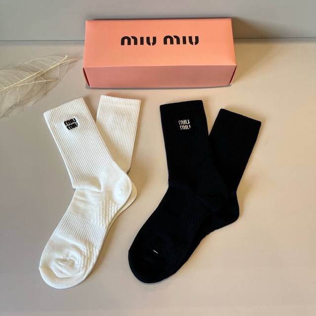 Miumiu缪缪 新款早秋长筒袜，款式经典，时尚高级！大牌出街，潮人必备，颜色百搭 。 一盒2双