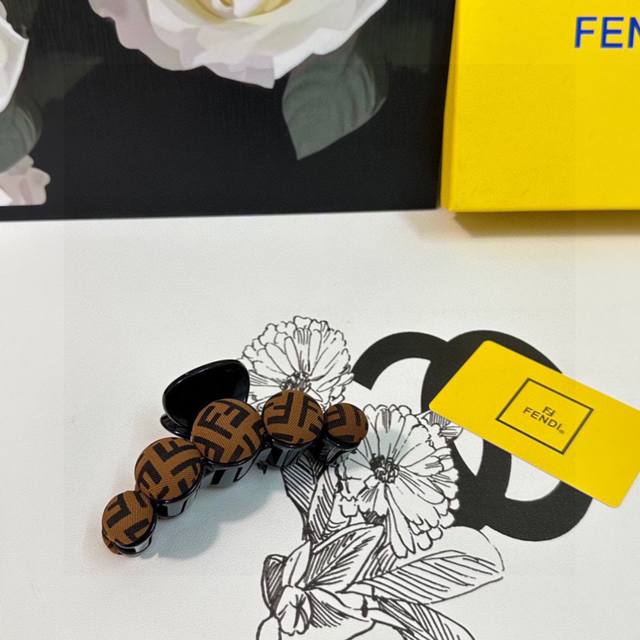特 配专柜包装 Fendi 芬迪 最新爆款来啦 中古Vintage复古老花抓夹 优雅的Girl值得入手 非常好搭配 气质有品位
