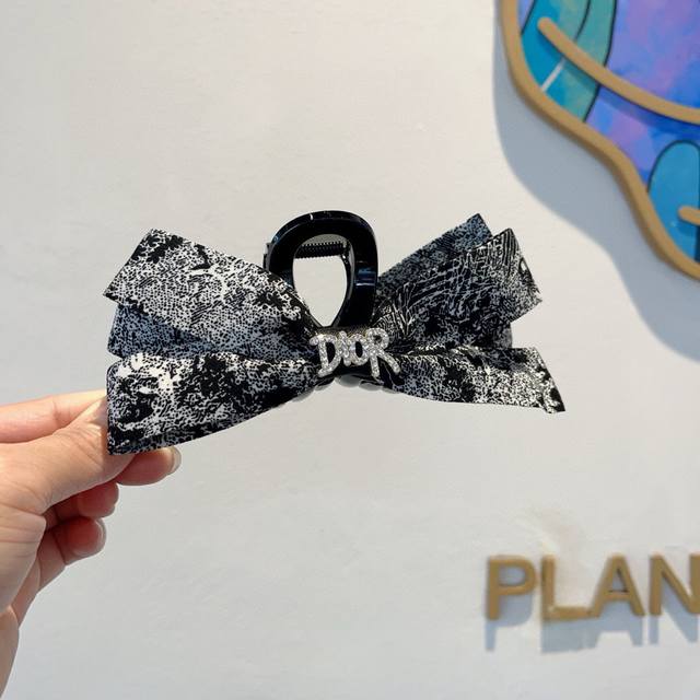 配包装 Dior 迪奥 欧美新款潮流抓夹鸭嘴夹，明星同款 女神必备单品，非常百搭，时尚发夹， 戴上它满满的高大上。