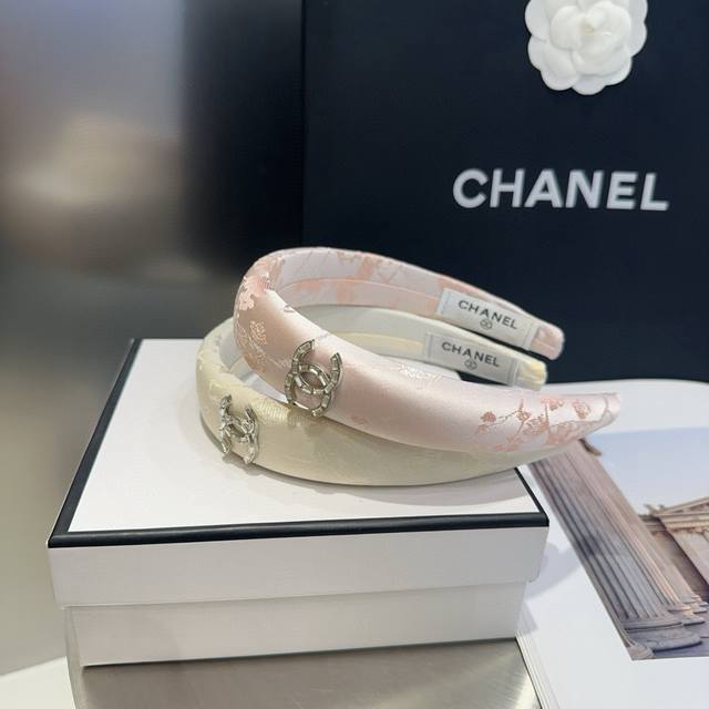 配包装盒 Chanel 香奈儿 最新款小香发箍，超级好看！名媛范儿十足，小仙女必备