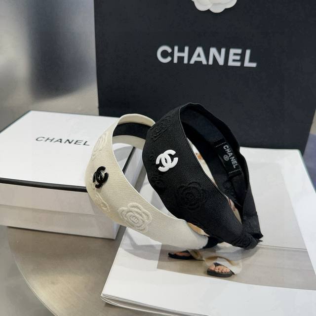 配包装盒 Chanel 香奈儿 最新款小香山茶花压纹发箍，超级好看！名媛范儿十足，小仙女必备