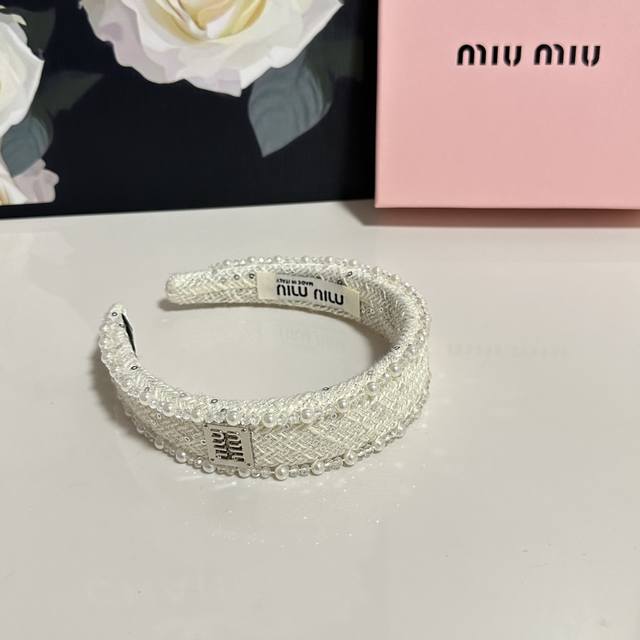 特 配专柜包装 Miumiu 缪缪 最新发箍 小仙女快入手 特殊材质 不嘞头 可盐可甜～