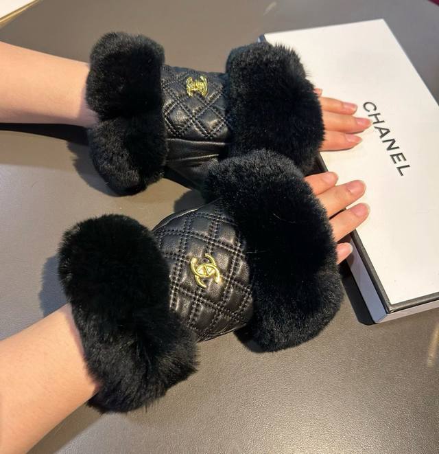 Chanel 香奈儿2025秋冬短款懒兔毛手套值得对比同款不同品质，秒杀市场差产品，进口一级羊皮懒兔毛内里加绒 经典不过时款.喜欢半指可以入手了，这种品质的今年