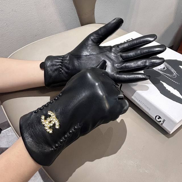 2025新款独家首发触屏手套 Chanel香奈儿 原单品质 官网同步女士新款高档羊皮手套女神首选 不可错过百分百选用进口羊皮 皮质细腻柔软 认准进口羊皮特有手感