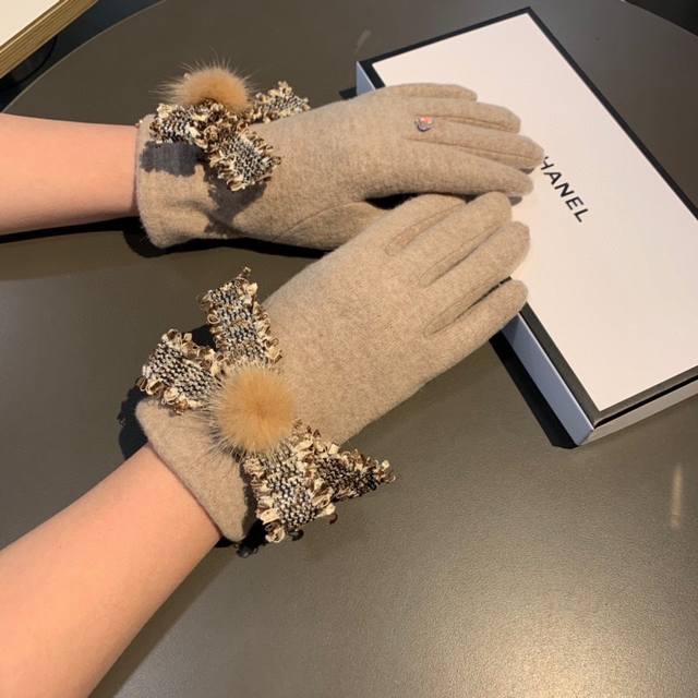 Chanel香奈儿专柜新品羊毛手套，时尚手套，秋冬保暖加绒内里，超嗲蝴蝶结，上手超舒适柔软、百搭！配盒子均码