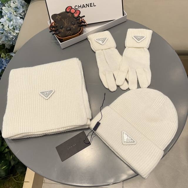 普拉达三件套prada。 羊毛套装帽子 经典套装帽子！帽子围巾手套暖暖哒超级舒服～冬日小姐姐减龄神器哦～这个冬天你就差这么一套套装帽子啦～又保暖又时尚！男女通用