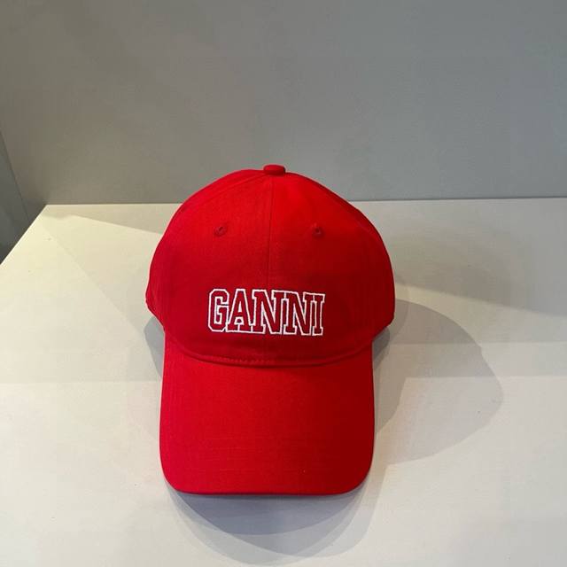 潮牌官网新品，棒球帽，原单品质火爆来袭 工艺非常精美 高档大气上档次！低调奢华，方便携带！跑量！