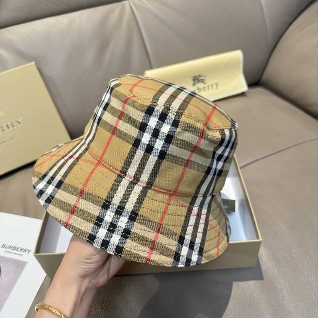 配包装布袋，巴宝莉经典原单渔夫帽，顶级版本，专柜1:1开模订制，原版格子料+纯棉里衬，精准对花，轻盈透气！质量超赞，基础头围57，时尚百搭。