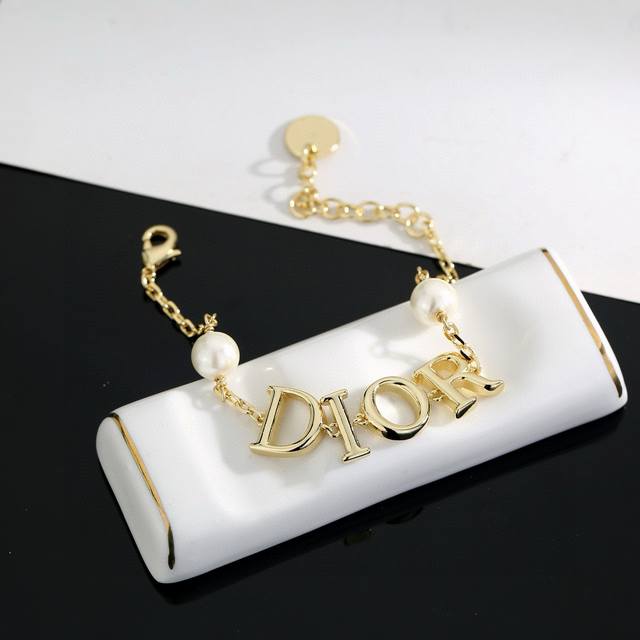 迪奥手链 这款 Dior Tribales 在 Dior 标志性款式的基础上演绎出新的风格。金属字母“D.I.O.R.”手链可与其他款式搭配