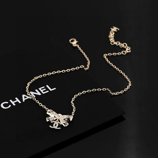香奈儿Chanel最新款蝴蝶结项链精钢保色超个性，百搭款特别特别赞，整体细节非常令人惊喜，设计感十足，不仅带出个人自信及品味，款式典雅而时尚，突显法式高雅气息，