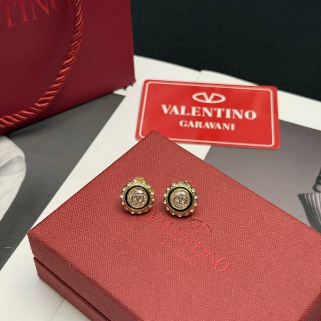 Valentino 华伦天奴 新款耳钉 重磅新品火爆网络来了 简约大方 时尚百搭 金色耳钉专柜一致 火爆款出货 设计独特 前卫 美女必备款！