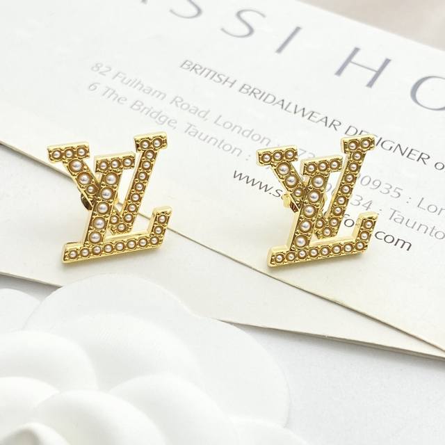 Lv耳钉热销款爆上新 一致Zp Lv基础款珍珠耳钉 简单又经典的Logo造型，自带颜值的高级感，百搭耐看 低调又奢华，就像Vintage款一样，是优雅的，永恒的
