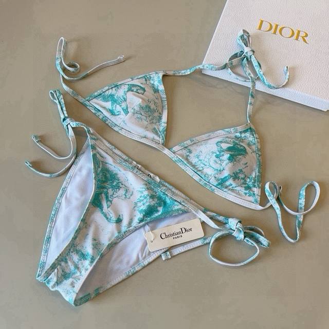 Dior迪奥 新款比基尼泳衣适合多种场景的游泳衣♀海边 游泳池 温泉 水上乐园 漂流都可以内搭外穿也完全可以 面料：透气舒适。速干弹性的游泳衣更加帖肤易清洗 S