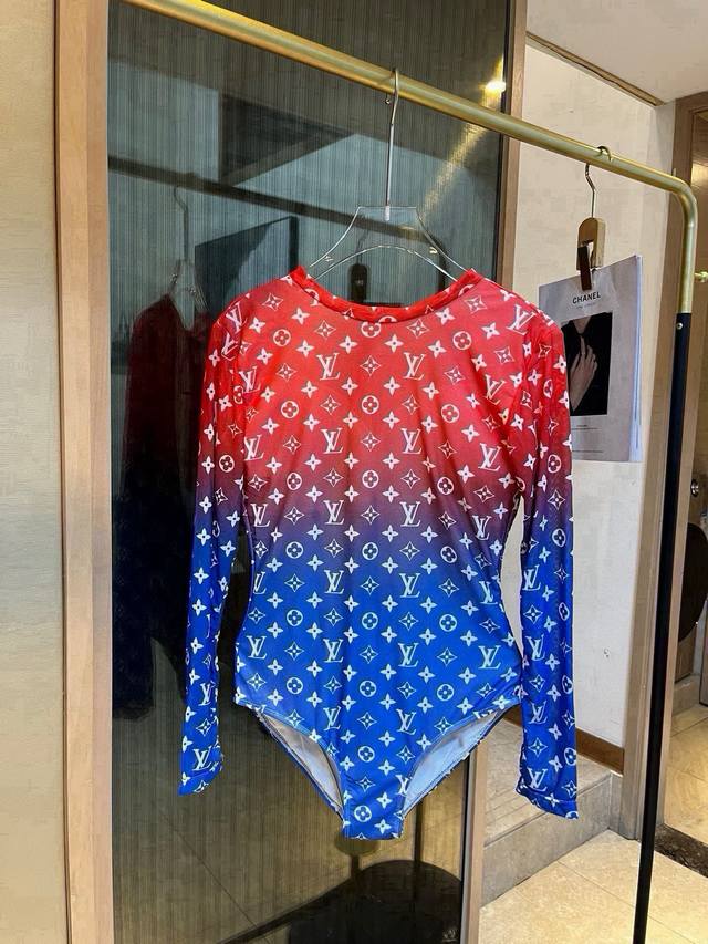 Lv路易威登新款连体泳衣 适合多种场景的游泳衣♀海边 游泳池 温泉 水上乐园 漂流都可以内搭也完全可以 连体设计遮肉显高挑 腹部有点肉肉也不影响咱美美的 背面设