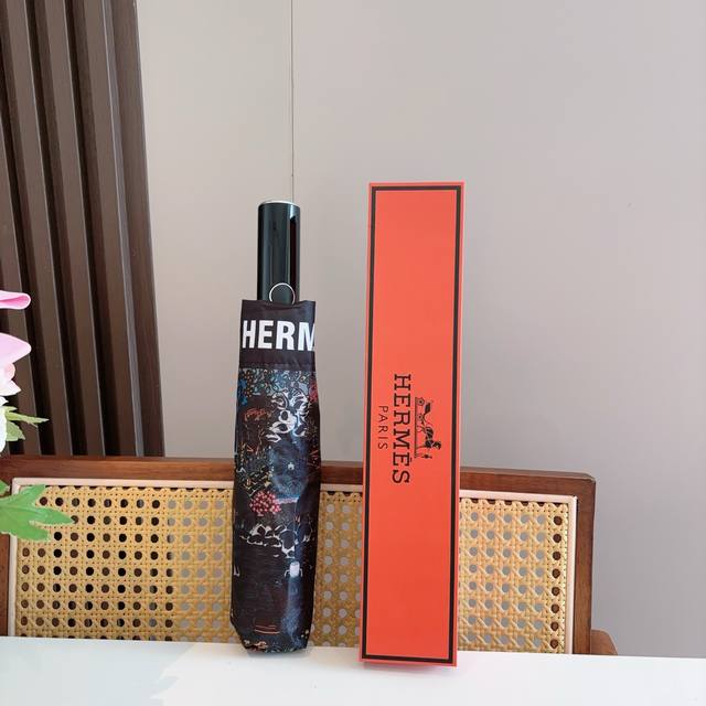 爱马仕 HermèS 新款 极品H家三折自动伞重磅呈现 以其精湛的工艺技术和源源不断的想像力 新涂层技术伞布 带来令人惊喜的遮光效果 让防晒及隔热性能更优保障