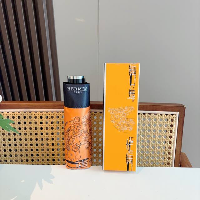 HermèS 爱马仕 新款 五折伞 热卖款 时尚指数爆表 不论晴天雨天使用都相得益彰 拥有它感受风从身体经过的感觉 留下沁人的芬芳 时尚达人必备哦 原单代工级品
