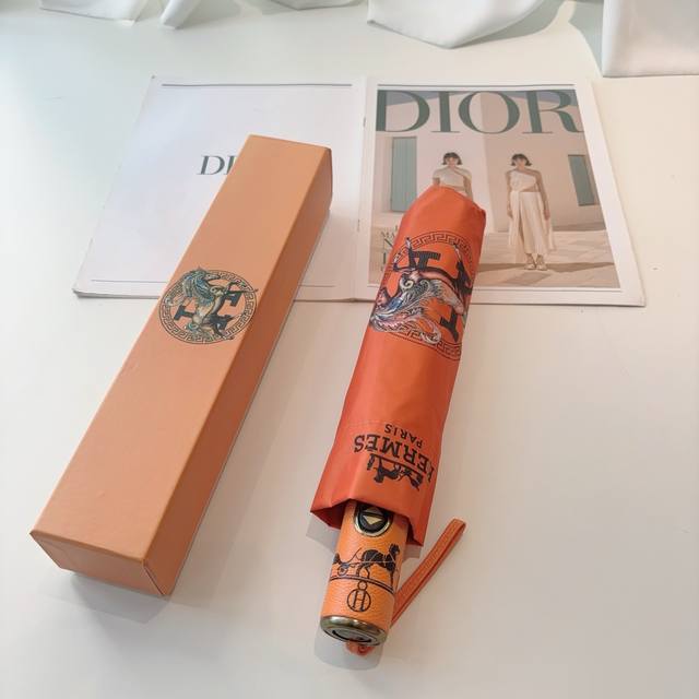 爱马仕 HermèS 新款 极品H家三折自动伞重磅呈现 以其精湛的工艺技术和源源不断的想像力 新涂层技术伞布 带来令人惊喜的遮光效果 让防晒及隔热性能更优保障