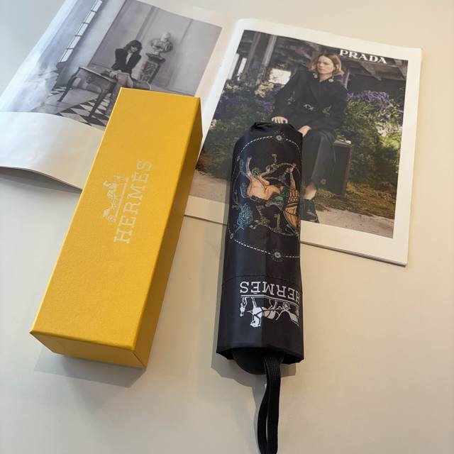 HermèS 爱马仕 新款 五折伞 热卖款 时尚指数爆表 不论晴天雨天使用都相得益彰 拥有它感受风从身体经过的感觉 留下沁人的芬芳 时尚达人必备哦 原单代工级品